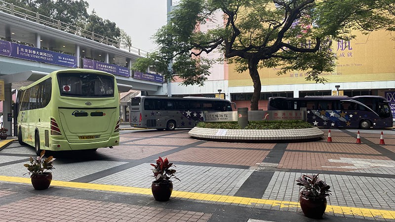 　旅遊巴一架接一架，真多人參觀。