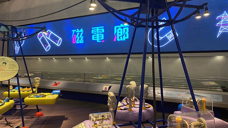 　磁電廊，原稱磁與電廳，翻新後的磁電廊於1999年11月1日開幕。