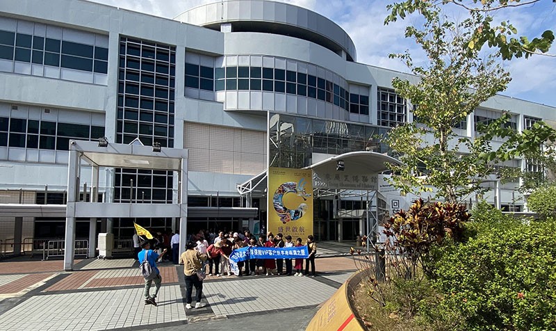 　科學館對面就是香港歷史博物館，順路去看看，原來一車車絡繹不絕的遊客是來參觀這裡的。<br /><br />　「盛世啟航——新中國成立75周年成就」展覽有「智慧時代」、「科技創新」、「飛躍發展」三個系列，其中「智慧時代」和「科技創新」在科學館展覽，「飛躍發展」則在香港歷史博物館展覽。