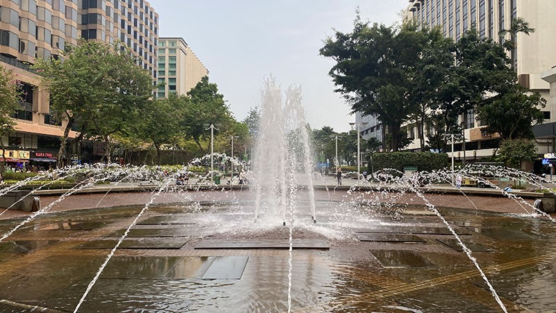 　兩次去科館都是由尖沙咀地鐵站向東走幾百米的街道到科學館，途經的街道對比彌敦道沒那麼熱鬧，以為科學館是在偏僻地方，原來從科學館向南過一小街道就到一大花園廣場。
