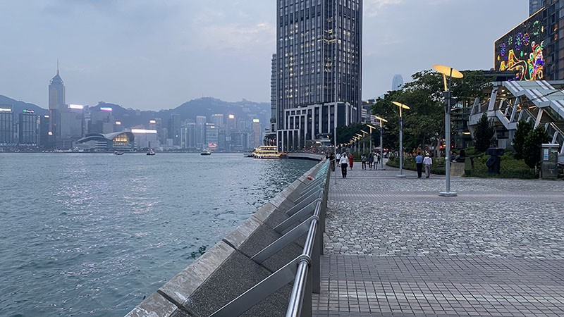 　向南經行人天橋再過一大馬路就是尖沙咀海濱花園。