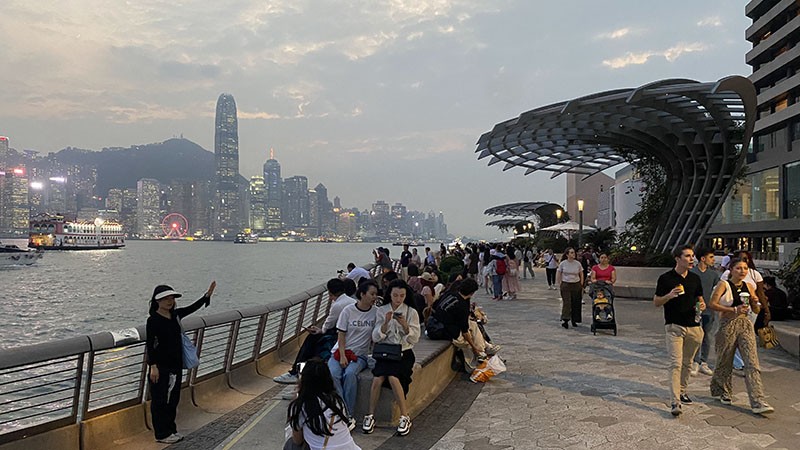 　尖沙咀海濱長廊，對比上次來該是翻新過，最欣賞是沿途有很多座位，有些還可以遮陰擋雨。