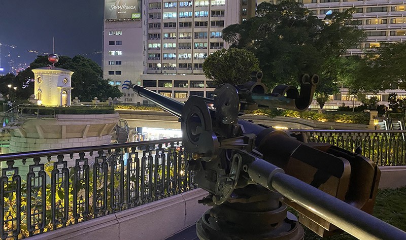 　前香港水警總部炮台。<br /><br />　在十九世紀以前，鳴炮乃當時用以向航海人員報時的方法，以提示他們身處的位置。這種在中午時分鳴炮的習俗，在愛丁堡、哈利法克斯及開普敦等地方仍然保留著。