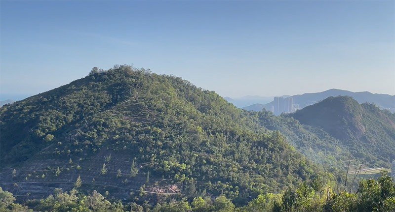 　南面的魔鬼山和照鏡環山。