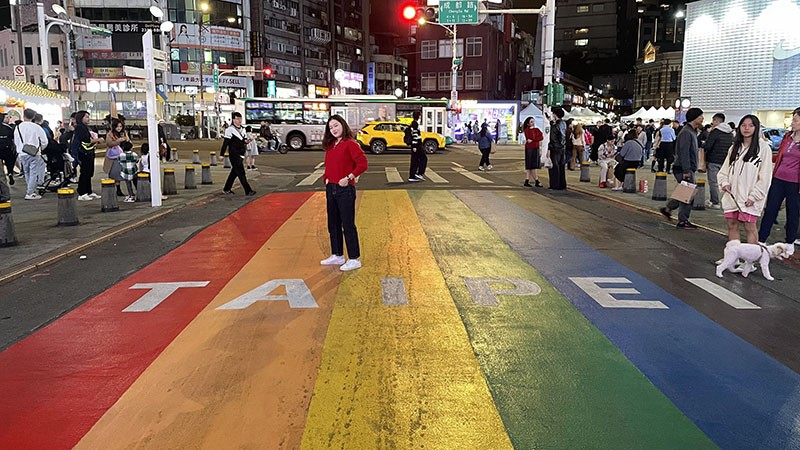 　西門町的打卡點「彩虹斑馬線」----象徵台灣性別平等及平權進步。