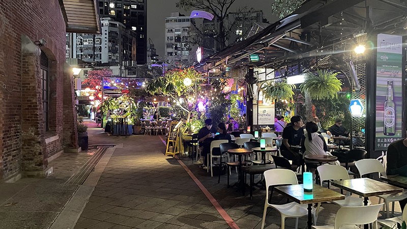 　另一側為酒吧區，感覺這裡比人頭湧湧的西門町商店街舒服多了。