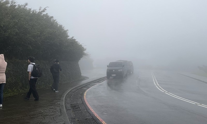 　約四十分鐘車程來到小油坑服務站，這時才明白車子為何這麼少人，在此除了笨忍外，還有另外四位西人落車，估計是沒做功課的人才會上山吧，有人還似當年的笨忍那樣穿短袖衣上山。此時馬上聯想起「冬季到台北來看雨」這首歌。