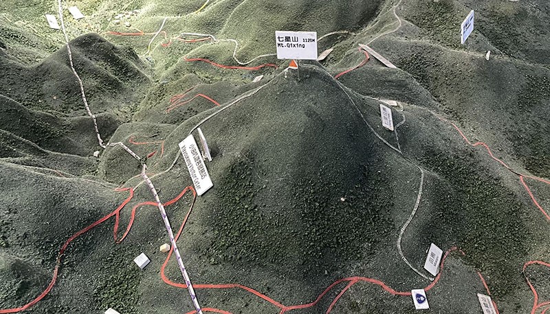 　只能躲到服務站裡避下風雨。<br /><br />　據說冬天東北季候風吹到陽明山北面濕空氣會被阻，所以冬天陽明山山上經常是雲霧繚繞，下雨也是經常性的。問下工作人員昨天情況，原來昨天山上也是這情況，看來山上與山下天氣差別都挺大。