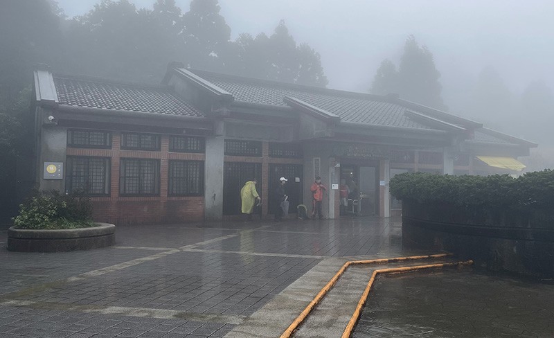 　天氣不好，山上的各景點的區間車也比平時疏，約一小時後轉到擎天崗。