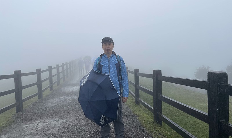 　今天雖然不能經七星山完成陽明山縱走，但一場來到，意思意思也要走走，據說風擎步道(擎天崗到風櫃嘴，沿途會經過石梯嶺、頂山)在背風區，風雨會小一些。