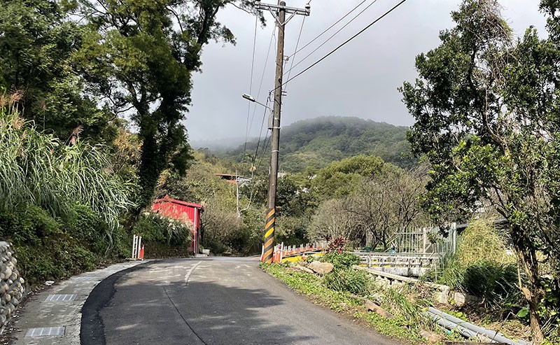 　(由４號反空降碉堡)一小時後，12:50到了山腰的內寮村。
