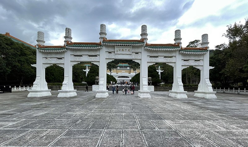 　其實二十多年前第一次來台已來過故宮博物館參觀過，但當年跟團，除了看了青玉白菜及東坡肉外，其他都沒印象了。今天如非早下山，此行也安排了最後那天要再來參觀。