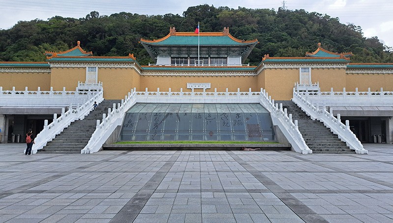 　台北故宮博物院內收藏主要來自清朝等多處皇家舊藏之精華，還有來自海內外各界人士捐贈的文物精品，共約70萬餘件。難怪有“北京故宮看建築，台北故宮看文物”這一說法。