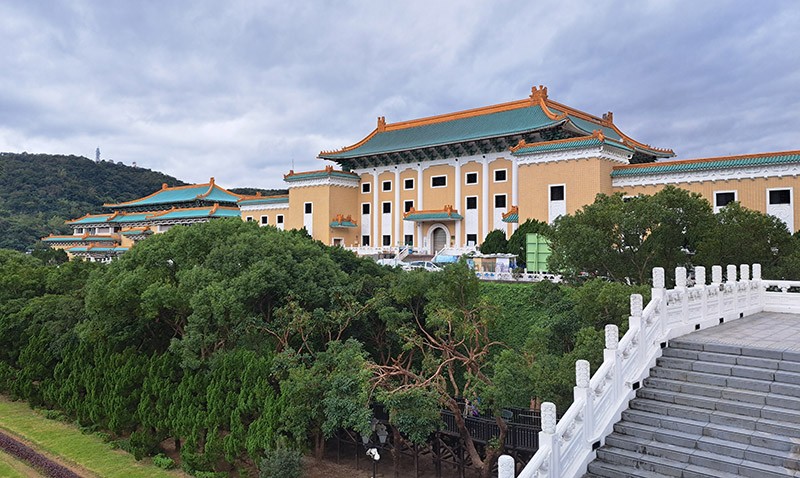　台北故宮1965年開館，並進行多次擴建修繕，但無論怎擴建也難展出全部展品。