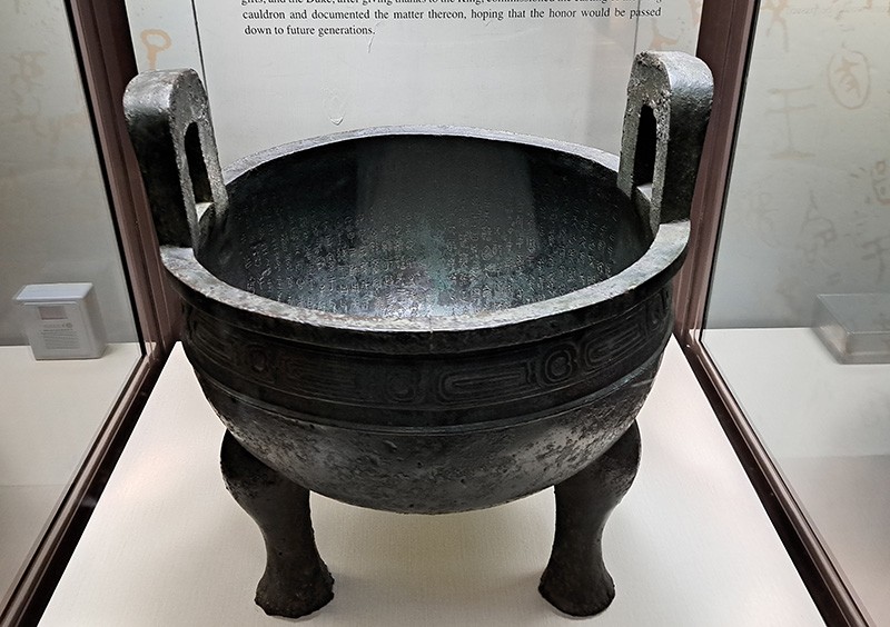 　展廳內是按照文物類別以編年方式系統性地陳設7,000件展品，器物類展件相隔半年至2年輪換一次，書畫和圖書文獻類展件為每3個月定期更換。<br /><br />　台北故宮最珍貴的據說是文書圖畫，但大多數人如非有人導賞未必懂欣賞。還是重點看看鎮館之寶。<br /><br />　毛公鼎，是西周宣王年間（前828年－前782年）毛公後代、宣王的叔父毛公瘖為紀念宣王對自己的任命以及告誡所鑄造的青銅鼎，腹內刻有500字金文冊命書，字數為舉世銘文青銅器中最多。是西周散文代表作，其書法也是金文中最高等級]，故有「抵得一篇《尚書》」、晚清「四大國寶」、「青銅三寶」、「海內三寶」、民間「故宮三寶」之譽。