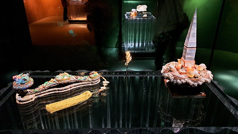 　展品基本上是以三間參展方為一組，展品類型盡量相近或有關連性。<br /><br />　展場也請到日本建築師田根剛做規劃設計，展櫃也重新量身打造。大片落地透明玻璃窗內，擺放透明波浪展示櫃，一眼望去，展場通透，宛如水晶宮。背景比較暗，光源也只集中在展品上，就算手機拍攝效果也不錯。