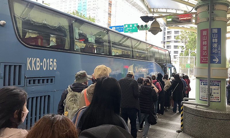 　昨天陽明山上工作人員建議說圓山捷運站有車去基隆，不用半小時車程，去到基隆再租車。