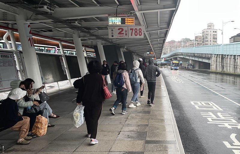 　一下車馬上感恩車行老板的忠告。天氣明顯比較台北淡水更差，基隆不愧為雨都，風雨的天氣，站著都覺得凍，免費借車給笨忍也不想騎。