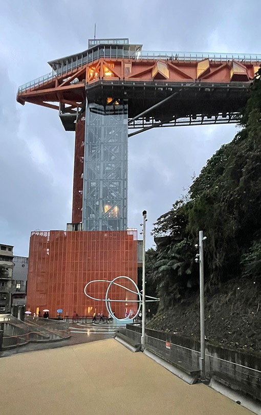 　基隆塔位於義二路形象商圈附近，整體結構高約60公尺，於2023年12月對外開放，暫時還免費。