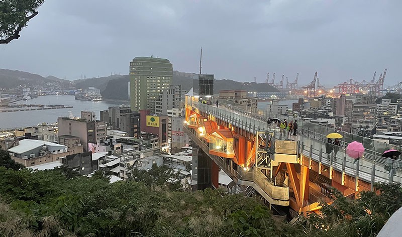 　塔頂有觀景平台，可俯瞰基隆市區和港灣景色。