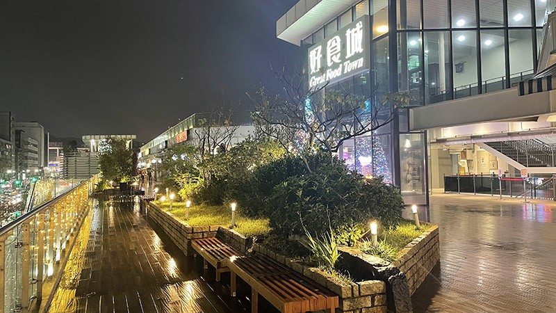 　從基隆塔走二三百米來到港口岸邊。