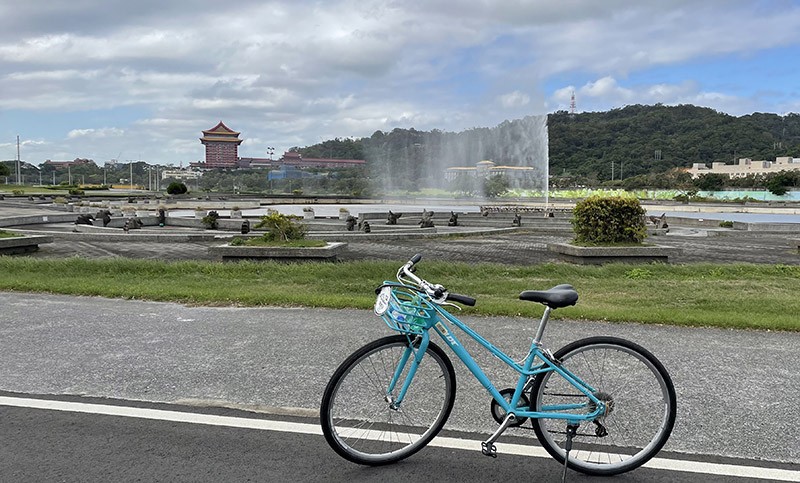 　河濱9個單車點有4個在基隆河沿岸，基隆河沿岸還有幾個河濱公園，基隆河沿岸地圖看上去也似在市區，但其實跟市區沒什麼關係，實際是在台北市中心北面吧，沿途少人少車，河濱公園連一個有吃的地方都沒有，今天還打算沿途飲飲食食，幸好袋中還有兩包早前準備行山的朱古力醫下肚。