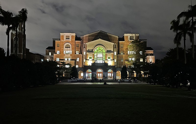 　椰林大道盡頭是新圖書館。