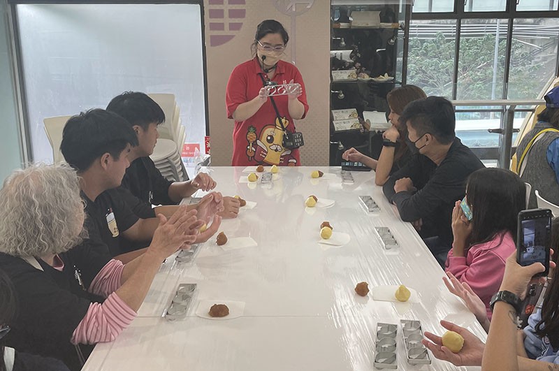 　阿茂整餅。