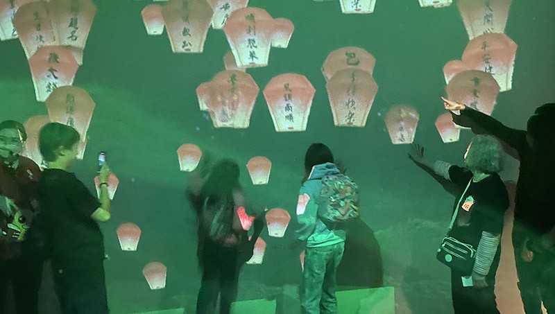　入口有投射天燈給大家感受一下台灣的特色。