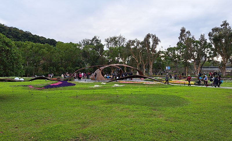 　公園規模很大，原來這裡在日治時期是「園藝試驗場」，負責園藝植物栽培、種苗分配等事務，是台灣最早的園藝試驗機構。