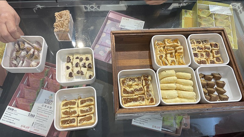 　同團的新加坡團友不太貪吃，只能由笨忍擔起試吃大任，每樣吃兩三塊，中午餐可以慳返了。