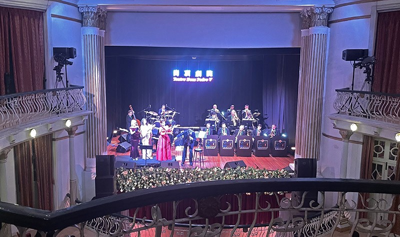 　音樂會由葡萄牙爵士樂大師Zé Eduardo與“爵士使命大樂團”攜手葡萄牙實力唱將Marta Garrett和Sofia Rodrigues演出，“爵士使命大樂團”由葡萄牙與歐洲各國頂尖爵士樂演奏家組成，樂隊並與澳門音樂人林澤誠、黃永豪及陳漢聰同台合作，亦邀請澳門歌手陳倚俐及陳諾詩演唱，獻唱經典的爵士樂曲及聖誕頌歌。<br /><br />票價:MOP250