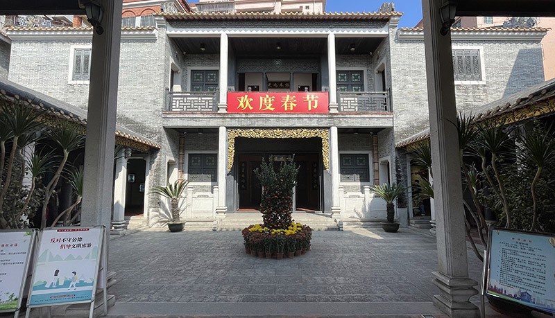 　葉問宗師館是傳統的二進式仿古建築，一進大門，就是一個類似四合院的院子。