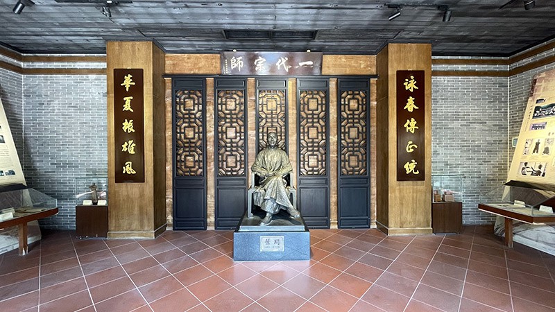 　正中間是葉問的塑像。<br /><br />　周圍以圖片文字物品等形式詳細介紹了葉問的生平及其為人處世的故事。葉問與詠春，二者血肉相連、密不可分。詠春成就了葉問，葉問也成就了詠春。作為詠春發展歷史中一位重要的人物，葉問的貢獻與地位無可替代。