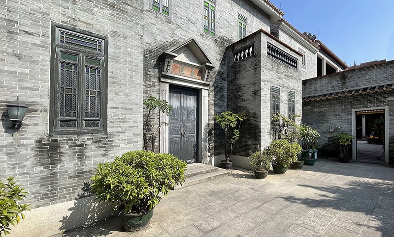 　葉問宗師館占地不是很大，只有800平方米，可分為祠堂和民居兩組建築，分別參照葉氏宗祠和葉問故居——桑園大宅進行設計。這是民國末年的建築風格，牆身是灰色格調，陶塑與壁畫色彩煥然一新，具有中西合璧的嶺南風格。