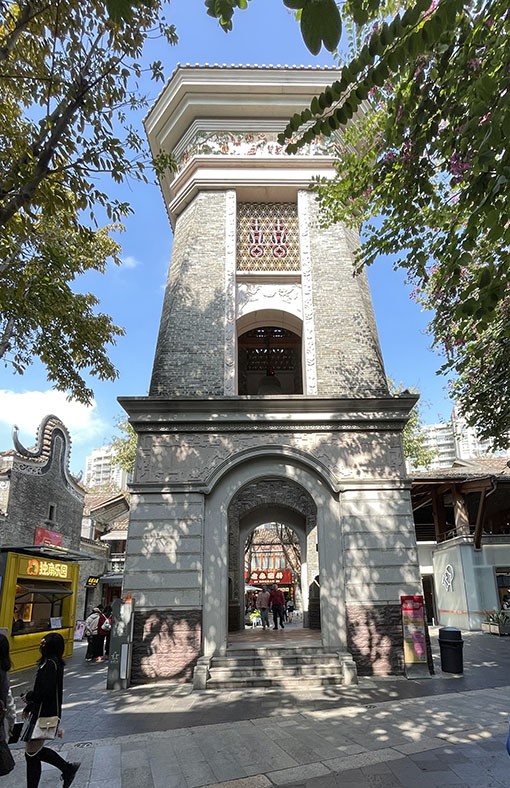 　高聳的鐘樓是商業街的地標性建築，設計以婚慶為主題，“下聘禮、迎娶、南國醒獅、秋色巡遊”等陶瓷雕塑、“龍鳳呈祥”主題石雕、“喜喜”瓦拼花都獨具佛山特色。
