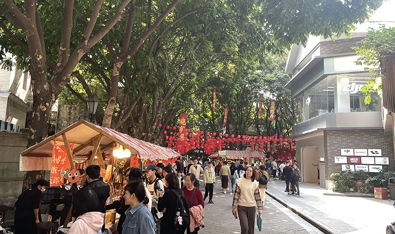 　和許多地方千篇一律的商業街樣式不同，這裡的建築極具嶺南特色，現代建築與佛山傳統建築融合，走在其中絕對不會有“似曾相識”的審美疲勞感。