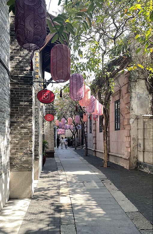 　喧鬧的主街外總能邂逅到僻靜小巷，深入巷中又總會發現許多寶藏。