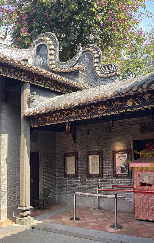 　片區大多數地方都改成商店餐廳等，但也保留了一些文化傳統。<br /><br />　嫁娶屋，是清初時佛山民間興起嘅一種特殊短期出租房屋，專門用作婚嫁儀式所用。為了保留這種獨特的嶺南嫁娶文化，佛山市每年都會在嫁娶屋舉辦集體婚禮，在這間具有百年歷史嘅嫁娶屋完成婚嫁儀式，坐花轎、踢轎門、跨火盆、拜天地、挑紅蓋頭、合卺交杯等等儀式都會做齊！