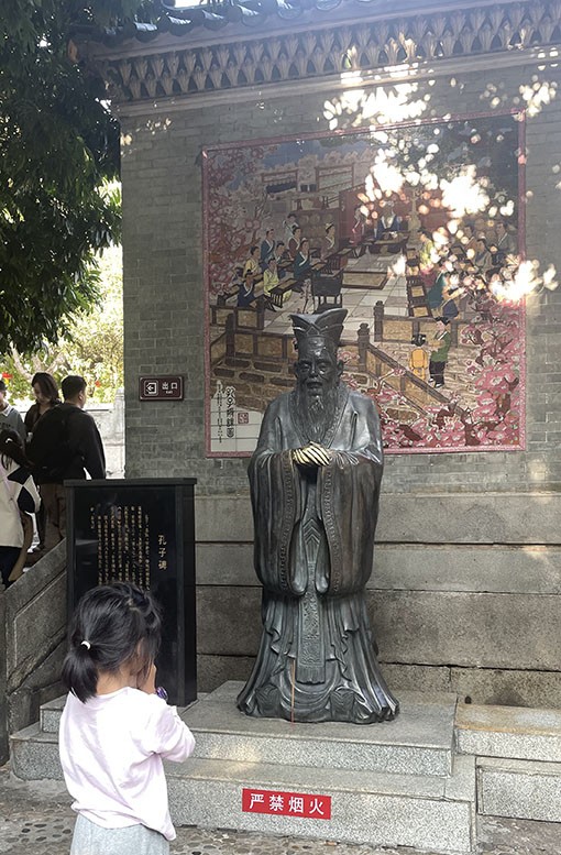 　院內的西南側還建有清宣統三年所建成的孔廟，為清末民國的尊孔場所，在現今仍是佛山舉辦儒家活動的重要場所。