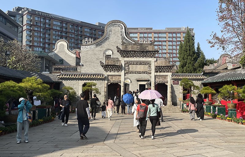 　景區北側有黃飛鴻紀念館，仿清代青磚鑊耳建築，不查資料還看不出是2001年新建的。