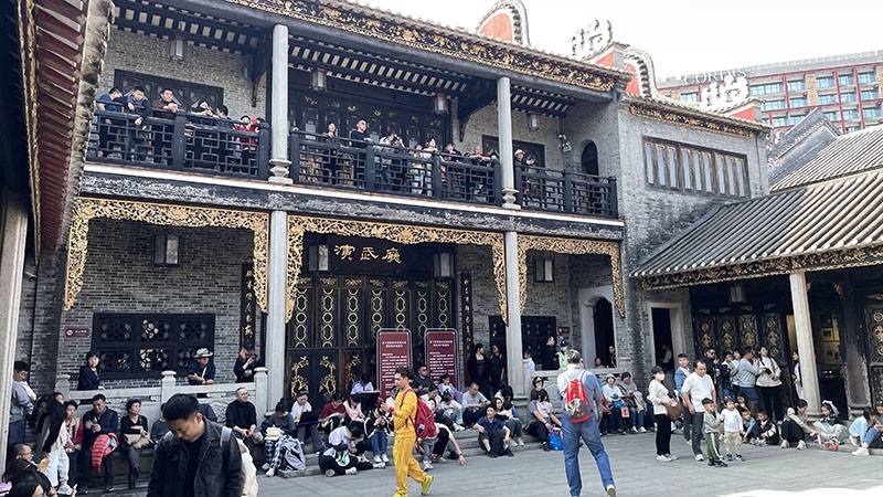 　整個紀念館為兩層兩進深三開間，內設陳列館、影視廳、演武廳、演武天井等。陳列部除了介紹黃飛鴻的生平事蹟，還全面展示了近70年來圍繞黃飛鴻而產生的各種文藝作品以及上千件珍貴文物。