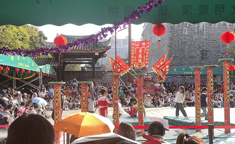 　除了武學，黃飛鴻對舞獅文化的影響也是極為深遠的，使其真正成為了一種極具地域特色的傳統文化。紀念館廣場每天有幾場舞獅表演，每場都圍滿觀眾。
