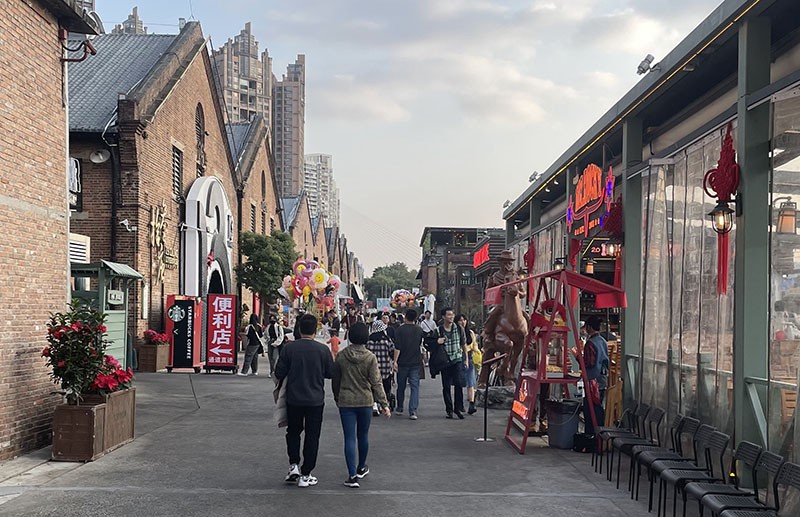 　約半小時地鐵車程，由佛山祖廟站到廣州沙園站，再走約一公里到太古倉。