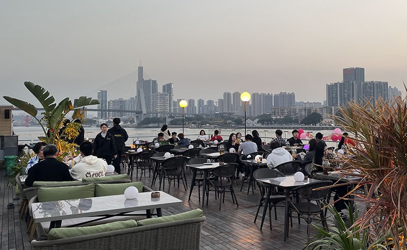 　原貨倉、岸邊有各式各樣美食及餐吧，最吸引的還是矗立在碼頭外的水上餐廳。