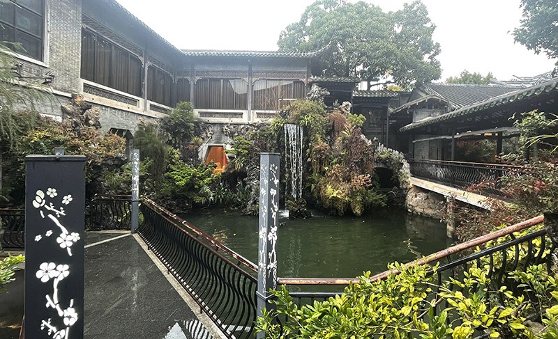 　酒家由中國著名園林建築師莫伯治設計。它薈萃了嶺南庭園特色及其裝飾藝術的精華：週邊粉牆黛瓦、綠榕掩映；內部迂回曲折、層次豐富。