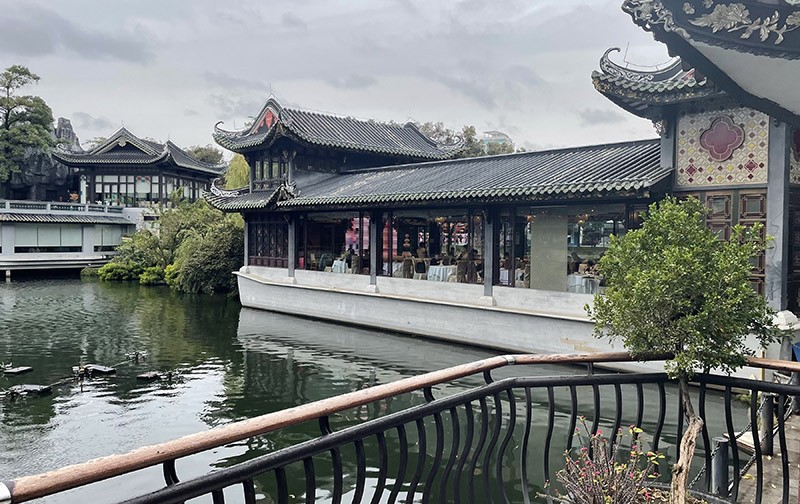 　當年如非國家投資改建都挺難把酒家建在公園裡，除了不覺破壞環境，感覺還美化及豐富了公園，飲完逛公園還是逛完公園再飲茶，相得益彰。