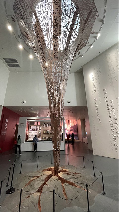 　廣東文學館文學成就展示區開設有6個常設展廳與1個臨時展廳，分別是廣東古代文學、廣東近代文學、廣東現代文學、廣東當代文學、港澳台僑文學，各展廳以時間順序，展示廣東文學由古至今的發展與成就。