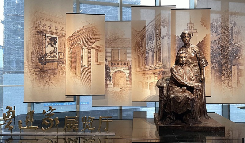 　廣東文學館特設有「魯迅家」專題展廳，廣東文學館主要展示廣東文學，為何有魯迅呢?原來魯迅是廣東的女婿。<br /><br />　有別於其他魯迅紀念館主要展示魯迅的文學創作和生平經歷，該展廳更關注其家庭生活，展出許多魯迅夫人許廣平和獨子周海嬰的遺物。