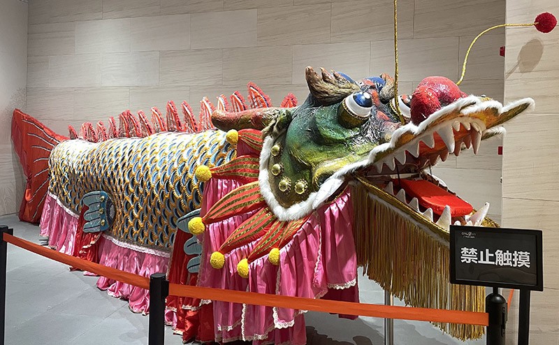 　第一次見識的澄海鼇魚舞。澄海鼇魚舞始創於1943年，鼇魚舞的創作題材來自古代神話傳說，鼇魚是神話中的精靈動物，龍頭魚身，形態奇異。古人以鼇魚滄海負山，足立四極，跳躍龍門，升天化龍為喜慶祥瑞象徵。